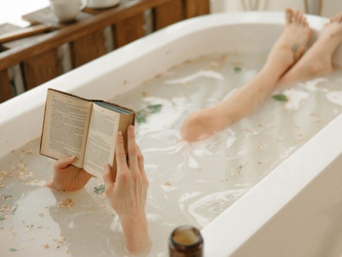 nő fürdőzik a kádban és olvas
