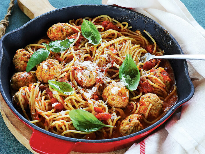 Paradicsomos spagetti sajtos, bazsalikomos húsgombóccal