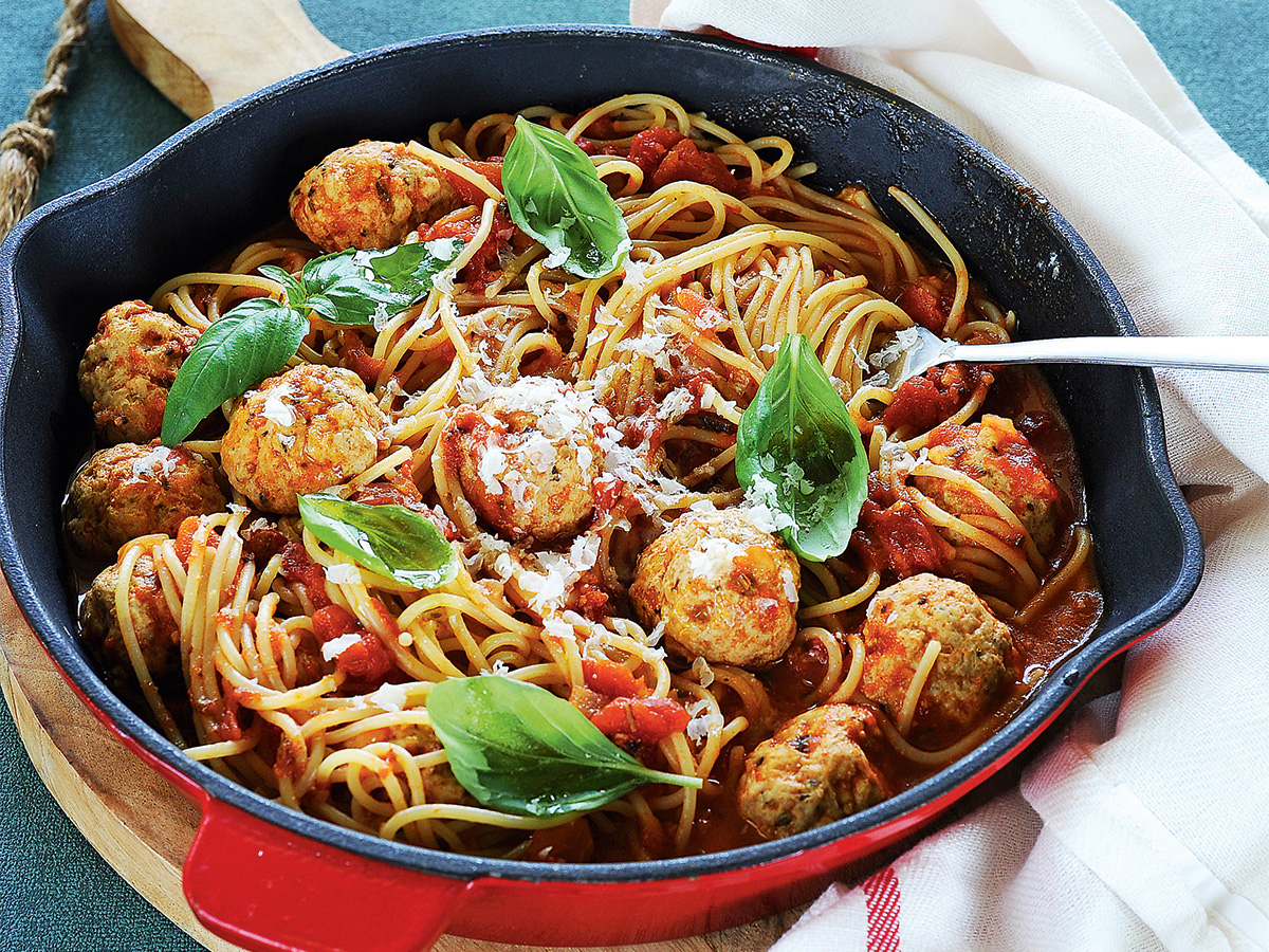 Paradicsomos spagetti sajtos, bazsalikomos húsgombóccal