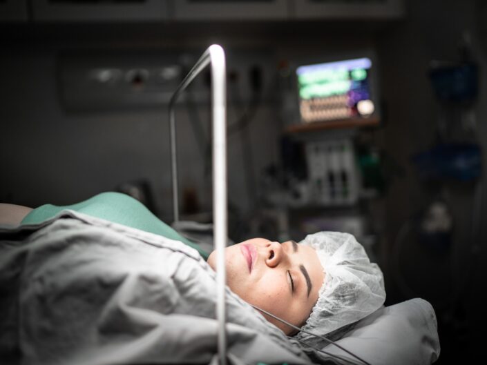 nő műtét alatti altatásban