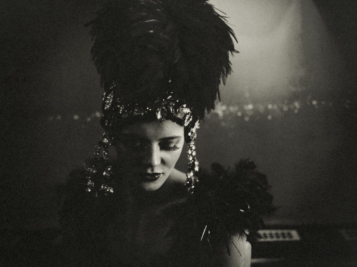 showgirl fiatal táncosnő fekete fehér vintage csillogó ruha