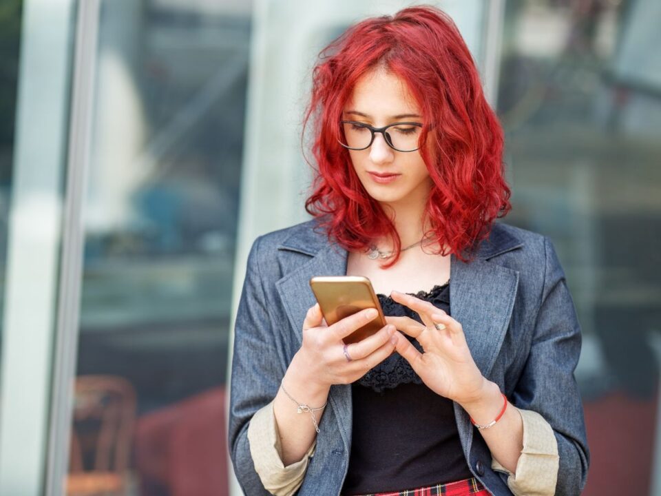 fiatal lány telefonál