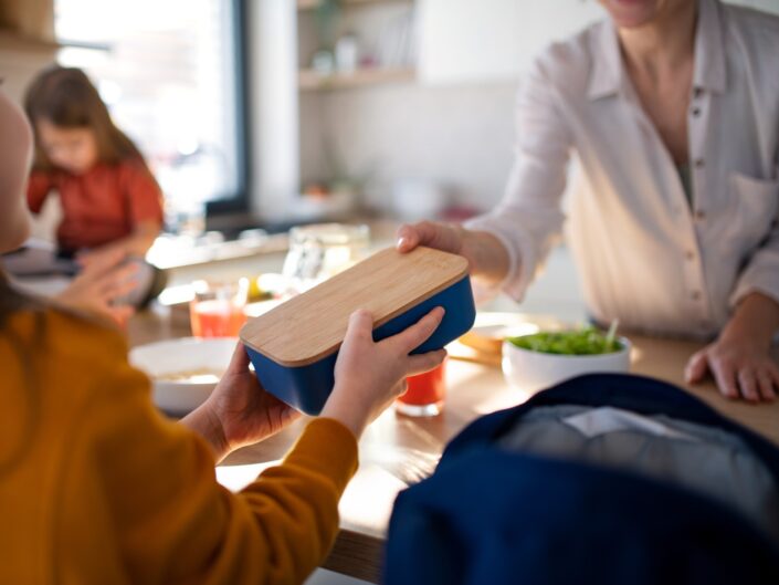 anyuka tízórait csomagol