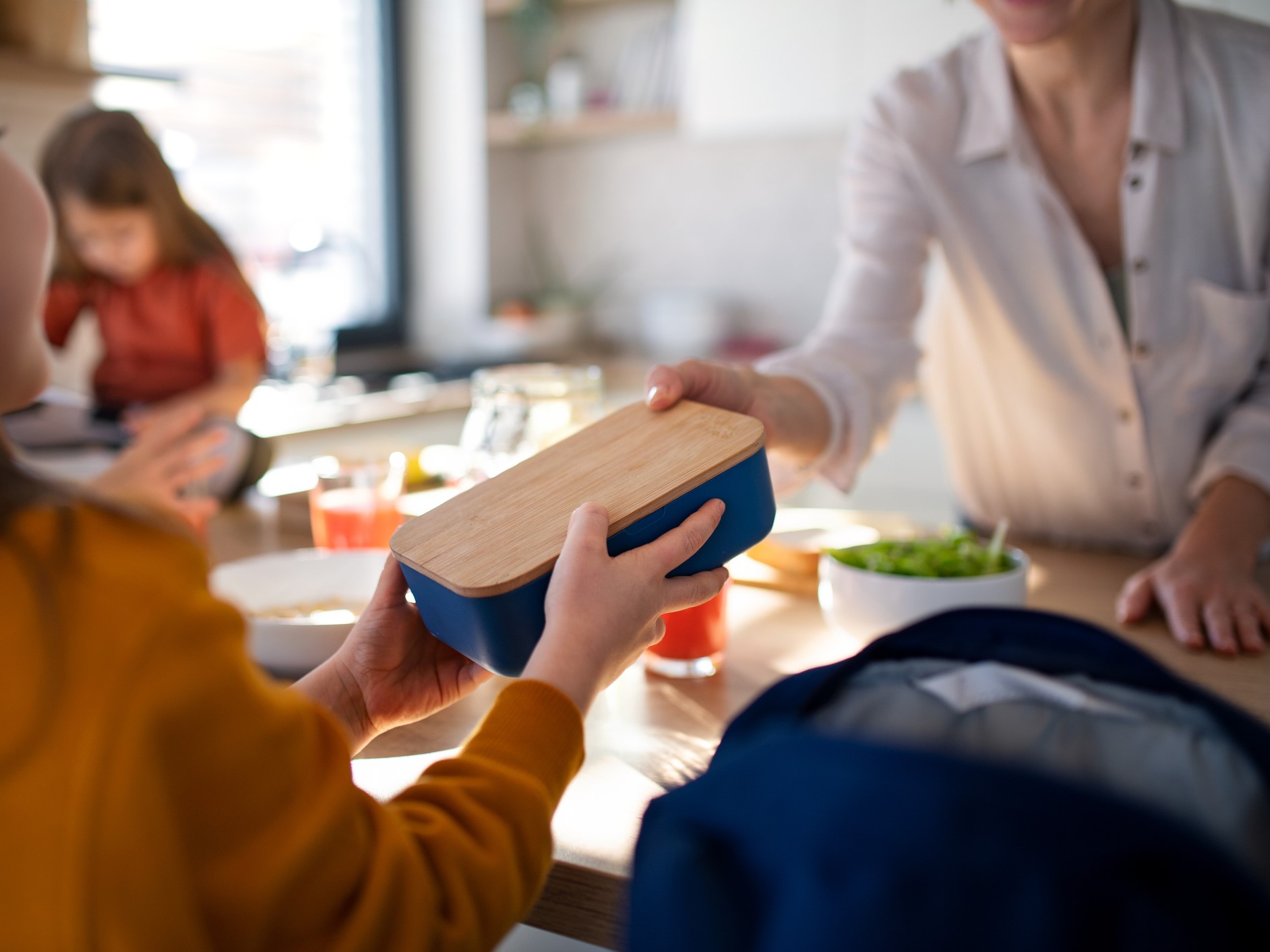 anyuka tízórait csomagol