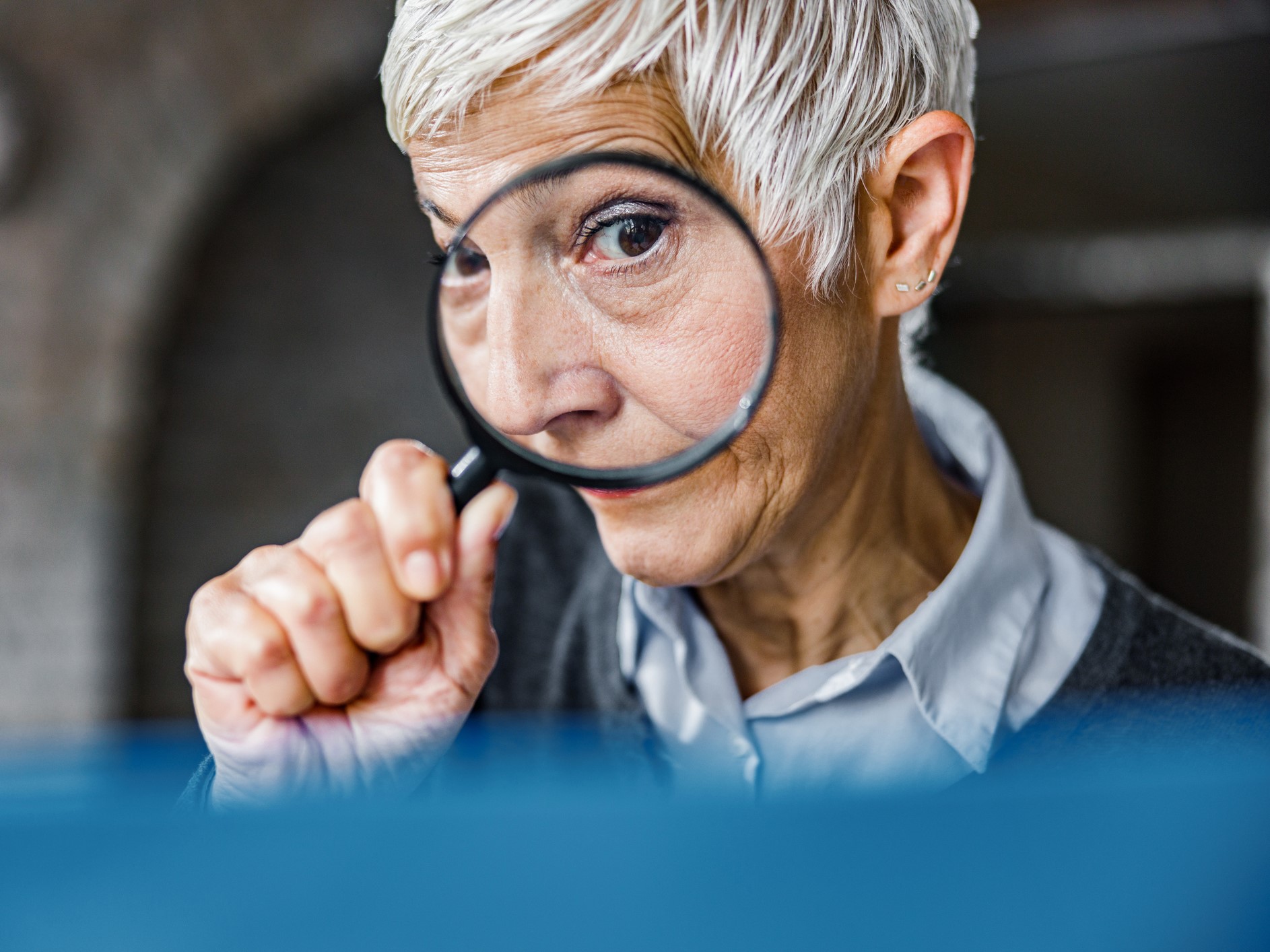 idősebb nő nagyító