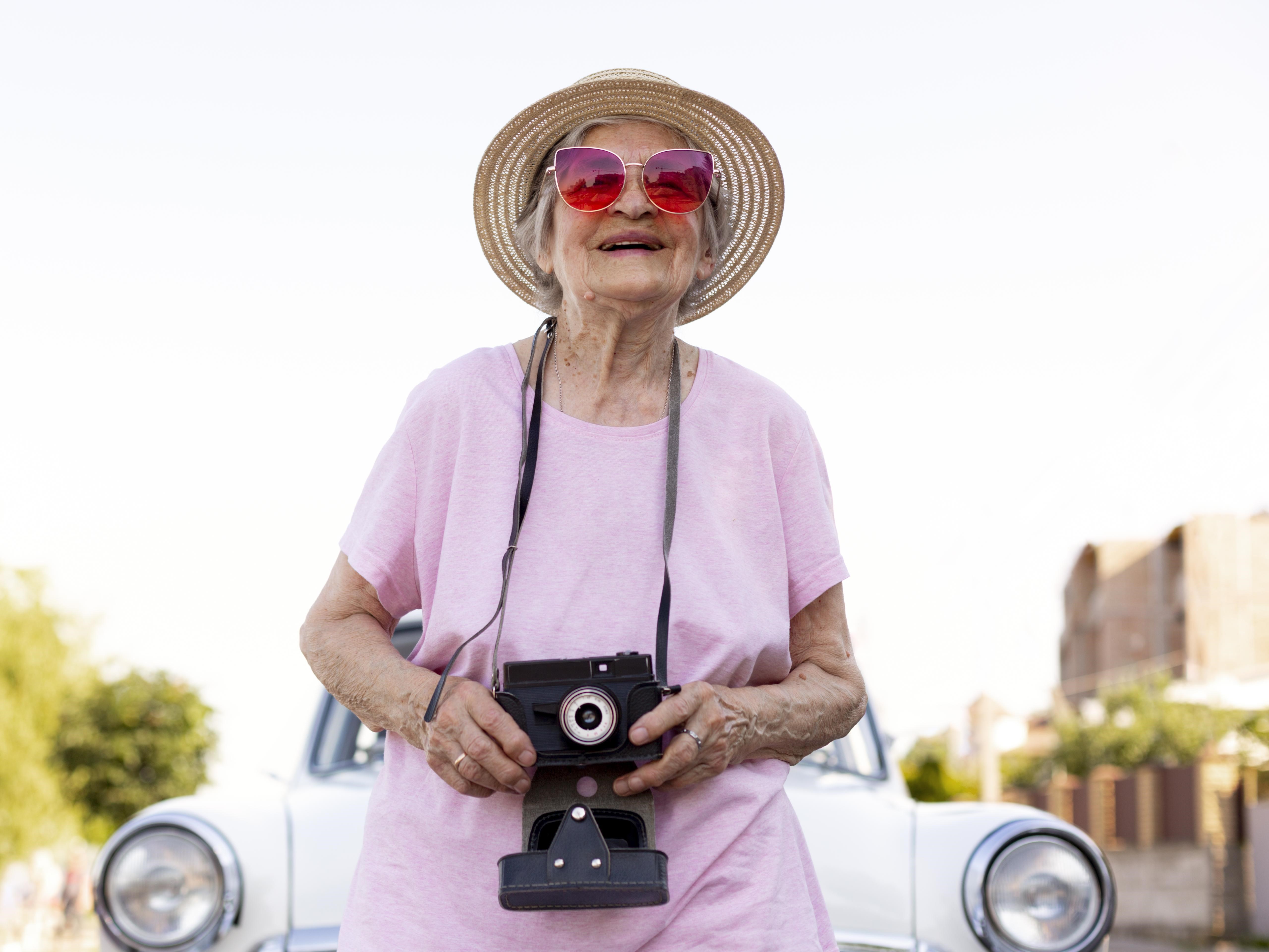 5 élmény szülőkkel utazó idős hölgy