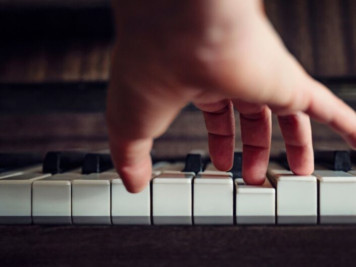 zongora zenetanulás