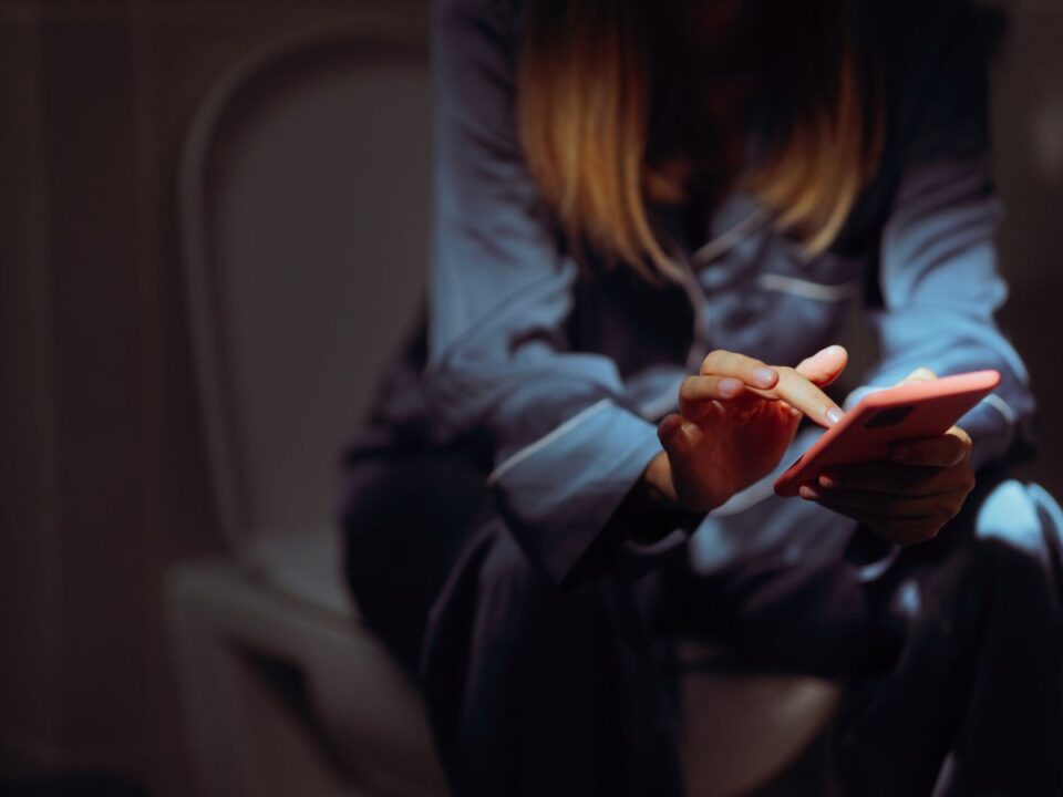 betegseggel-jarhat-ha-magunkkal-visszuk-telefont-vecebe - Nők Lapja wc-n telefonozás