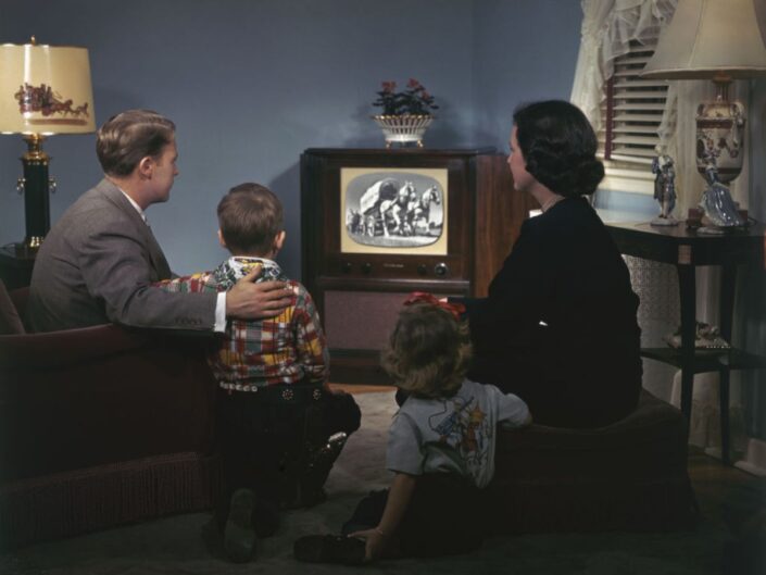 család tévét néz