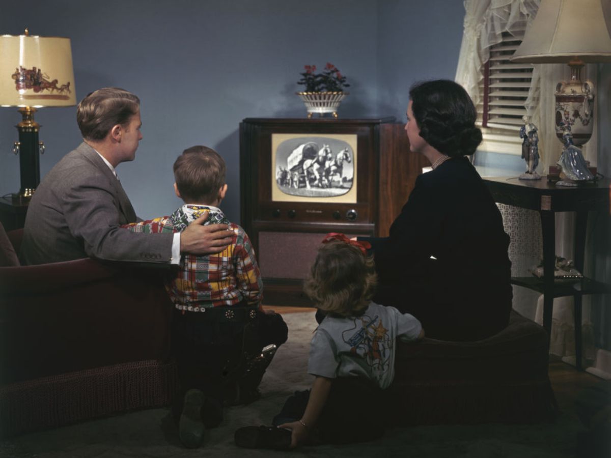 család tévét néz