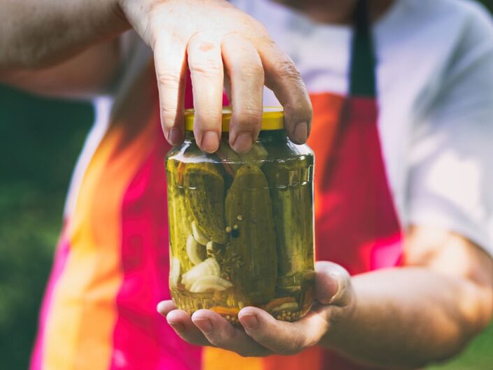 befőttes üveg kupak letekerés kezek uborka