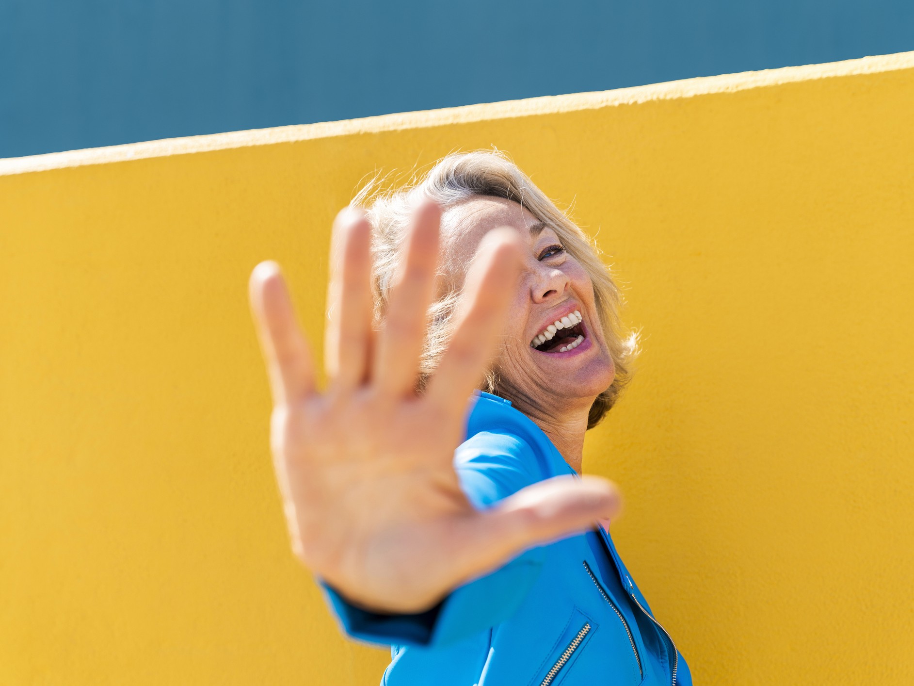 mosolygó negyvenes nő