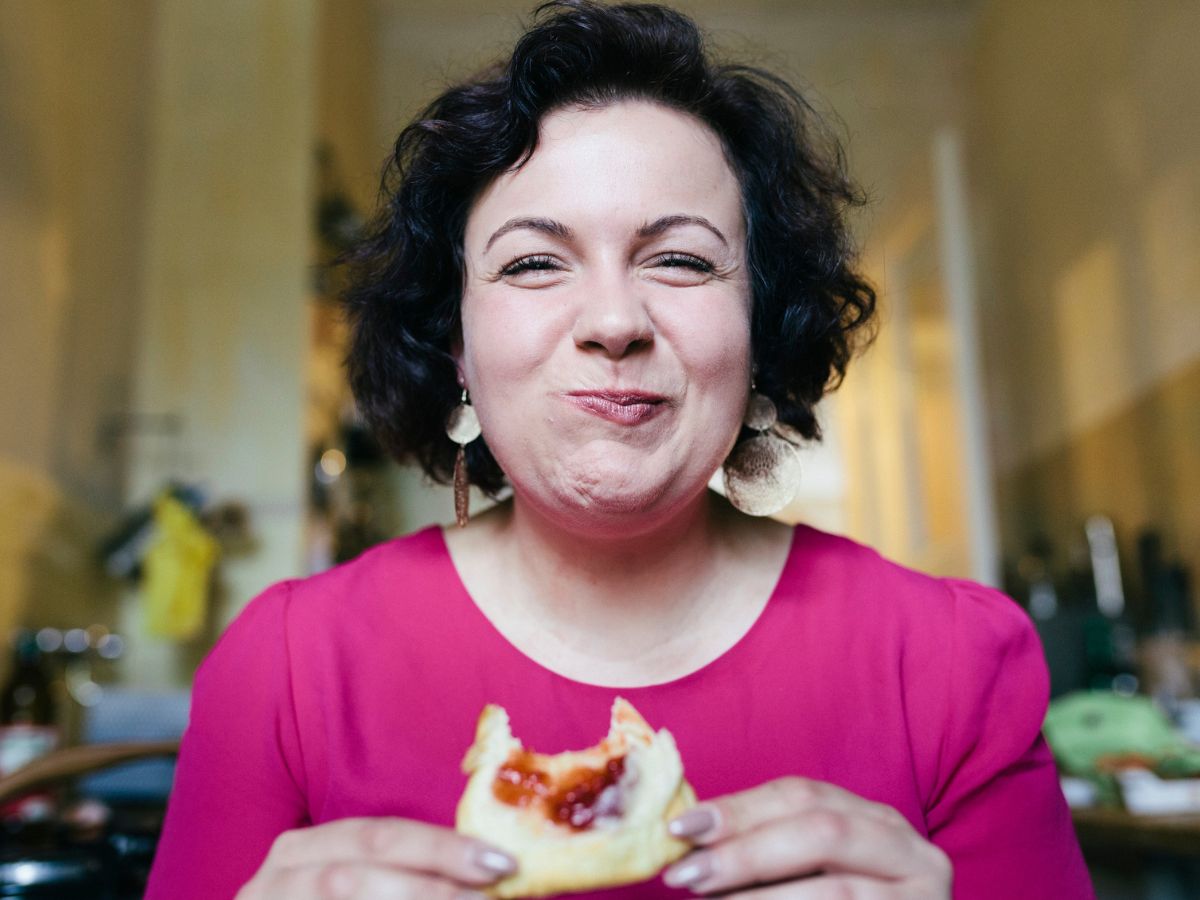 középkorú nő reggeli étel eszik rág