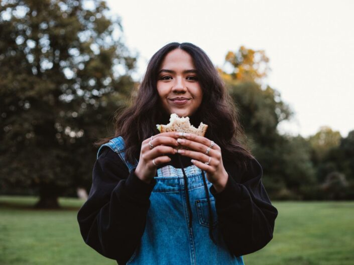 fiatal nő eszik szendvics természet boldog