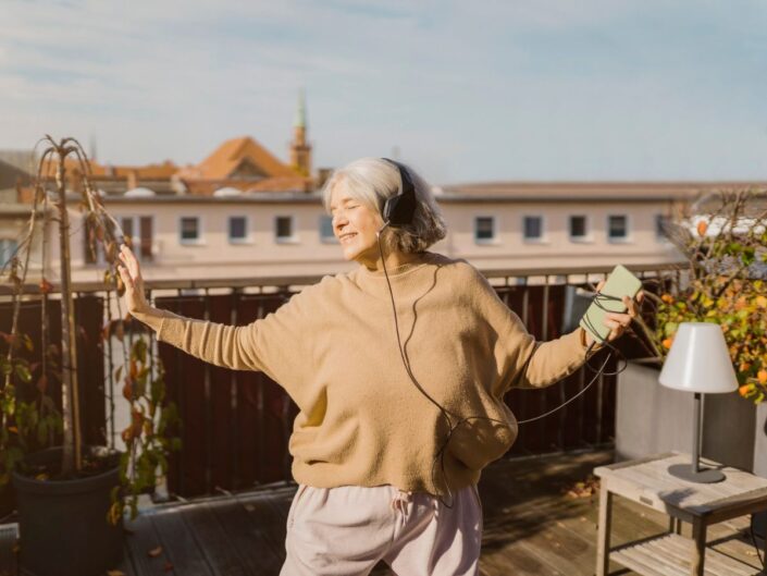 középkorú nő erkély balkon zenehallgatás tánc szabadság