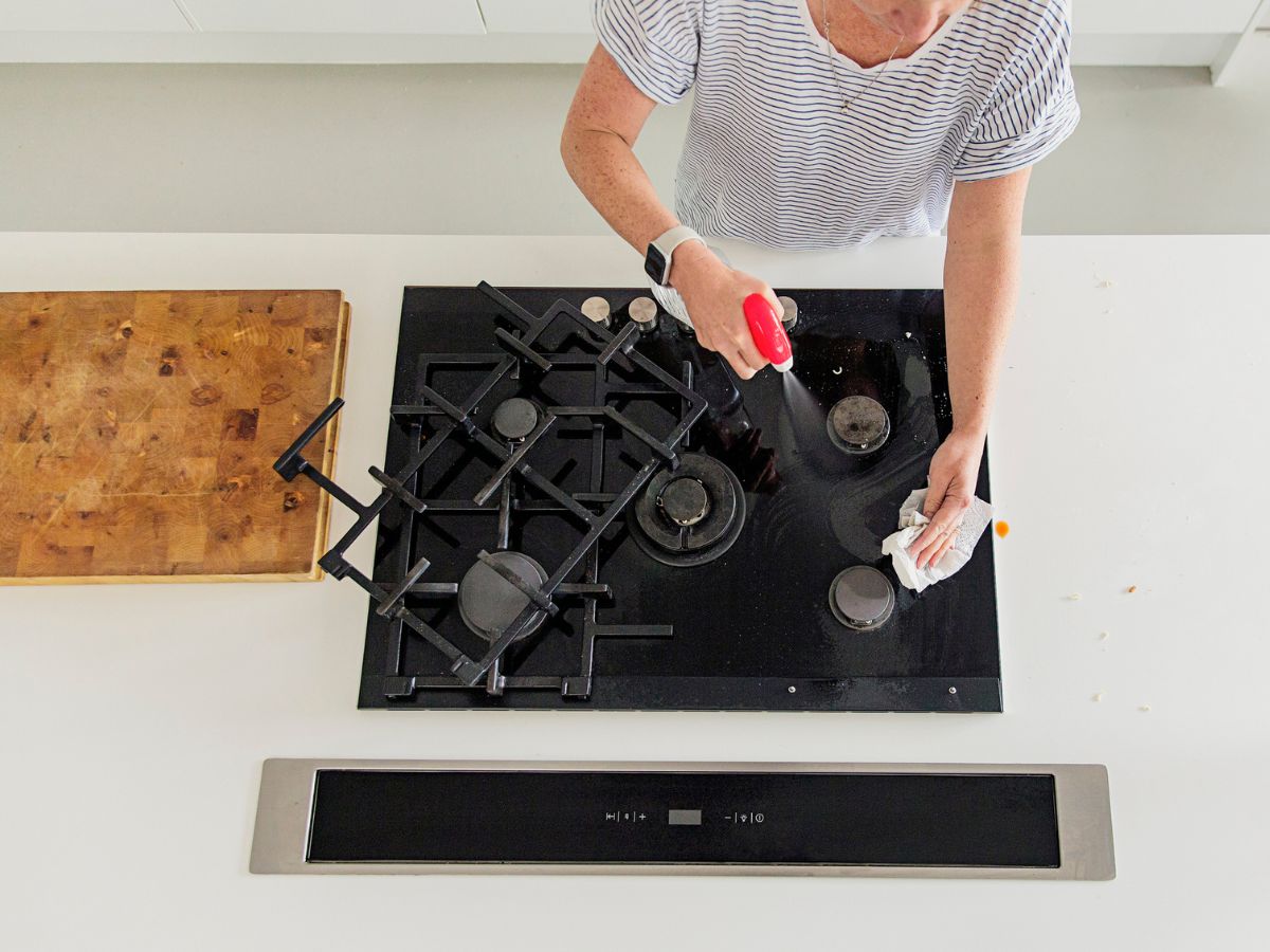 tűzhely takarítás nő konyha