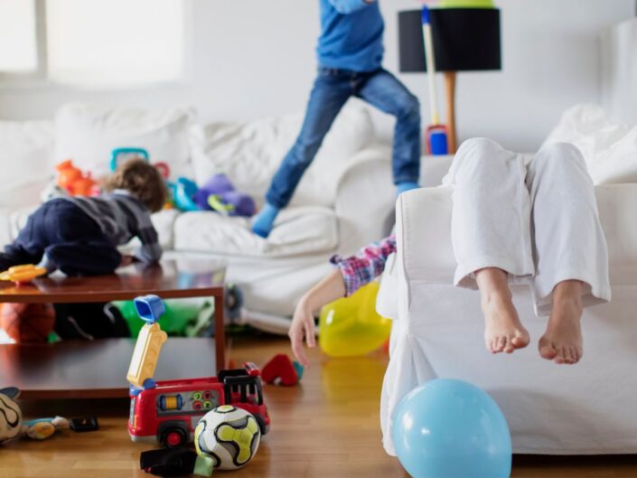 nő otthon gyerekek nappali kanapé rendetlenség
