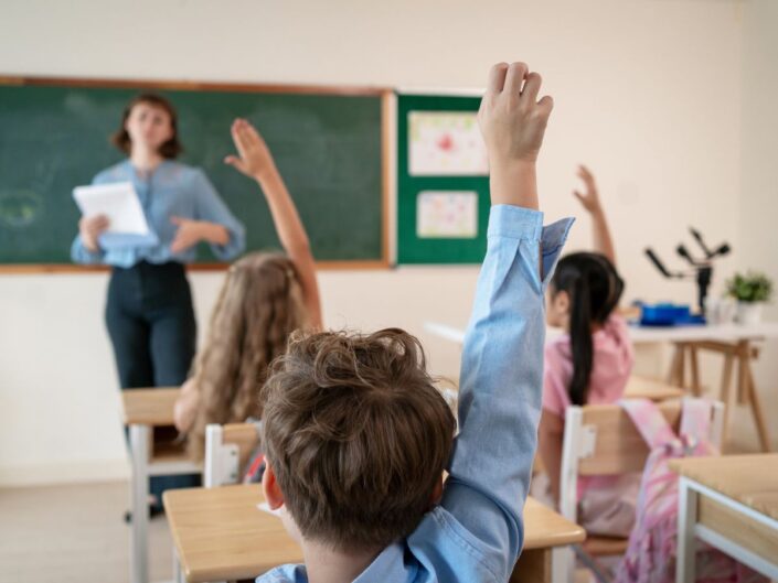 iskola gyerekek tanóra jelentkezés tanterem tanárnő