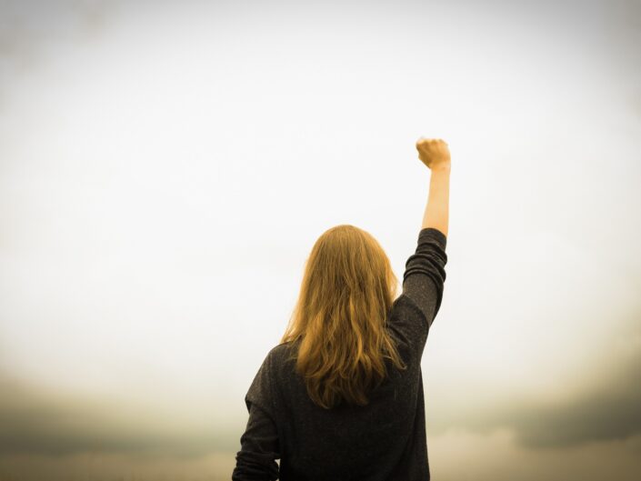 levegőbe öklöző nő