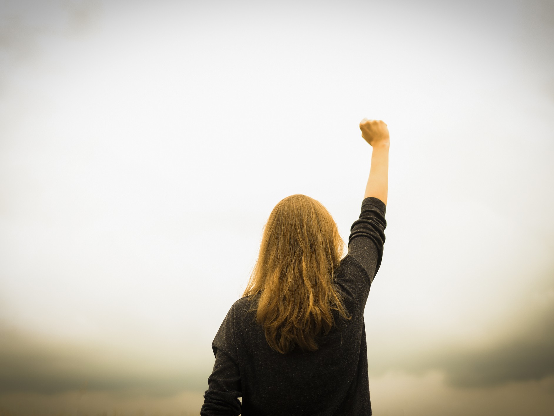 levegőbe öklöző nő