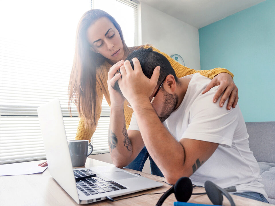 Woman comforting her stressed husband after losing his job during the pandemic - Nők Lapja