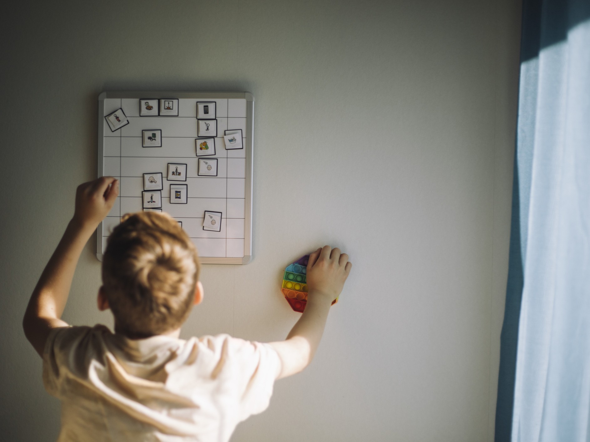 kisgyerek hátulról