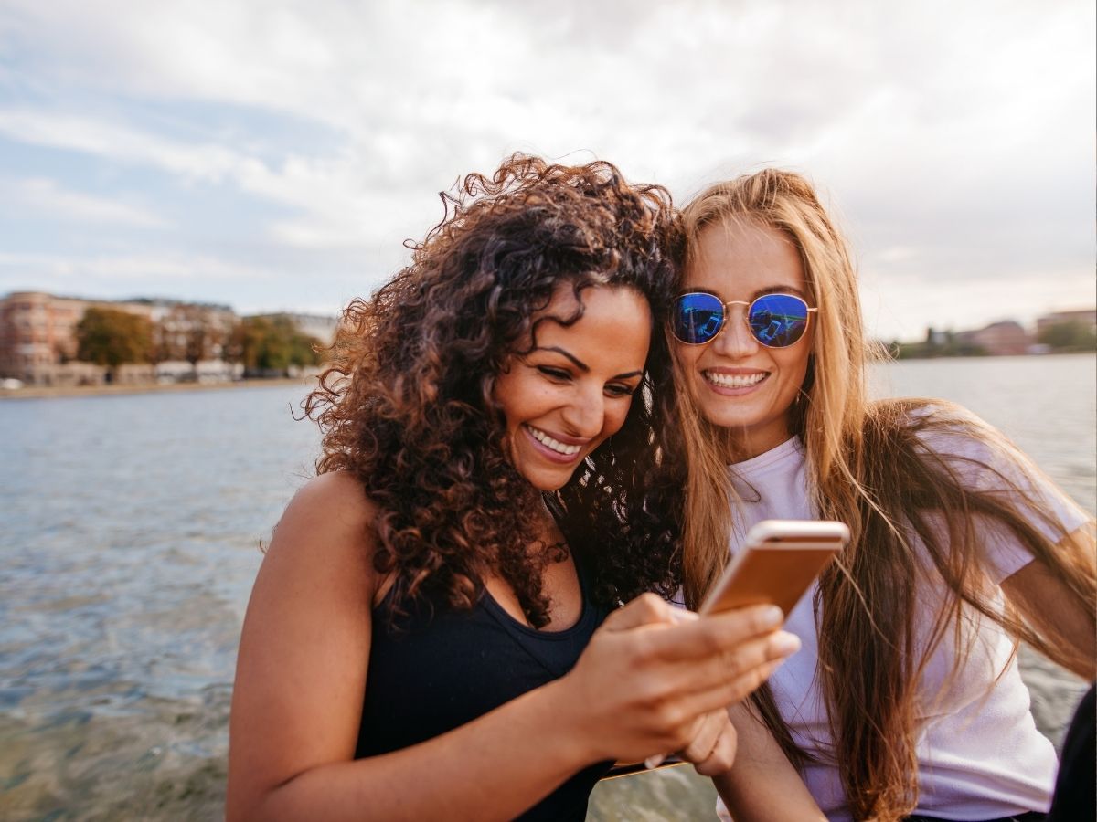barátnők telefont néznek