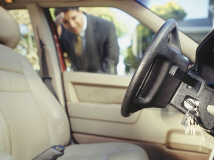 autó férfi kizárta magát kulcs az autóban