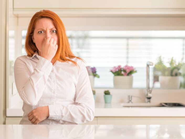 nő befogja az orrát