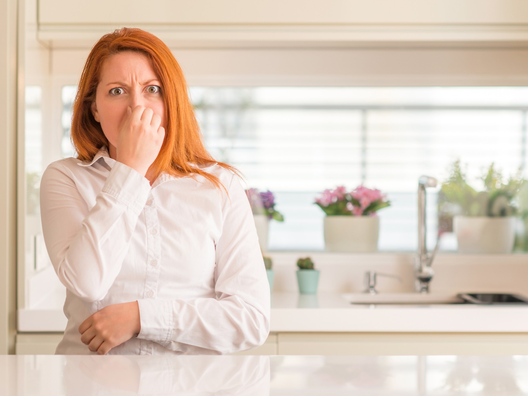 nő befogja az orrát