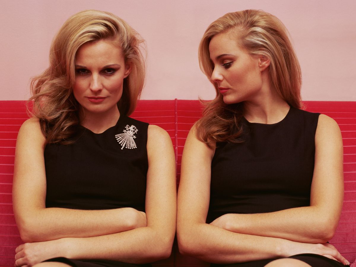 két szőke nő ikrek feketében ellenségek