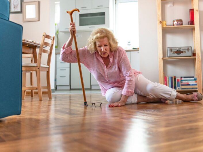 idős hölgy otthon bot elesés baleset