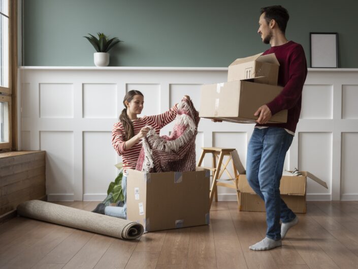 fiatal pár költözik