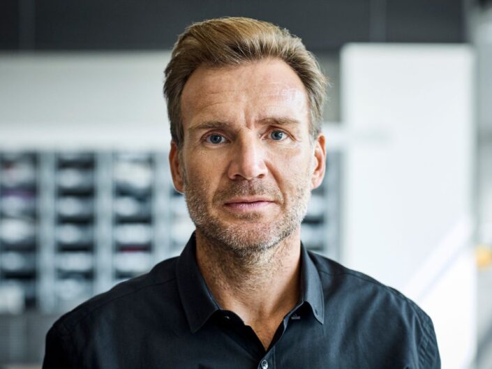 középkorú férfi negyvenes fekete ing elegáns