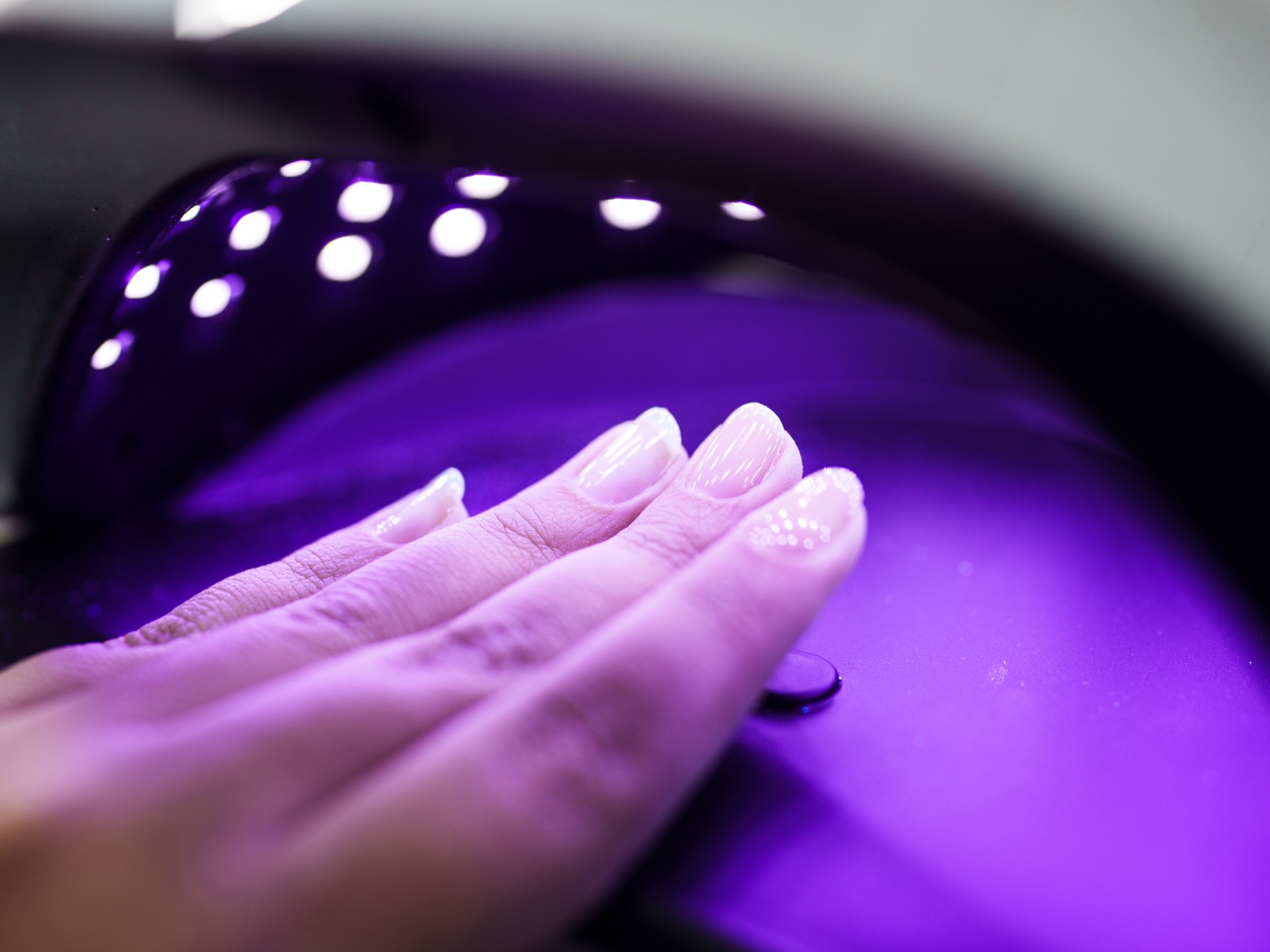 kéz UV lámpa alatt
