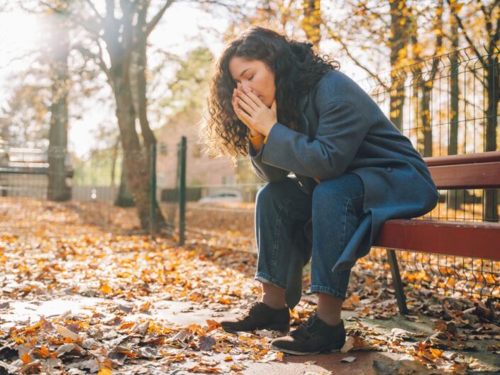 gondterhelt nő ősszel a parkban
