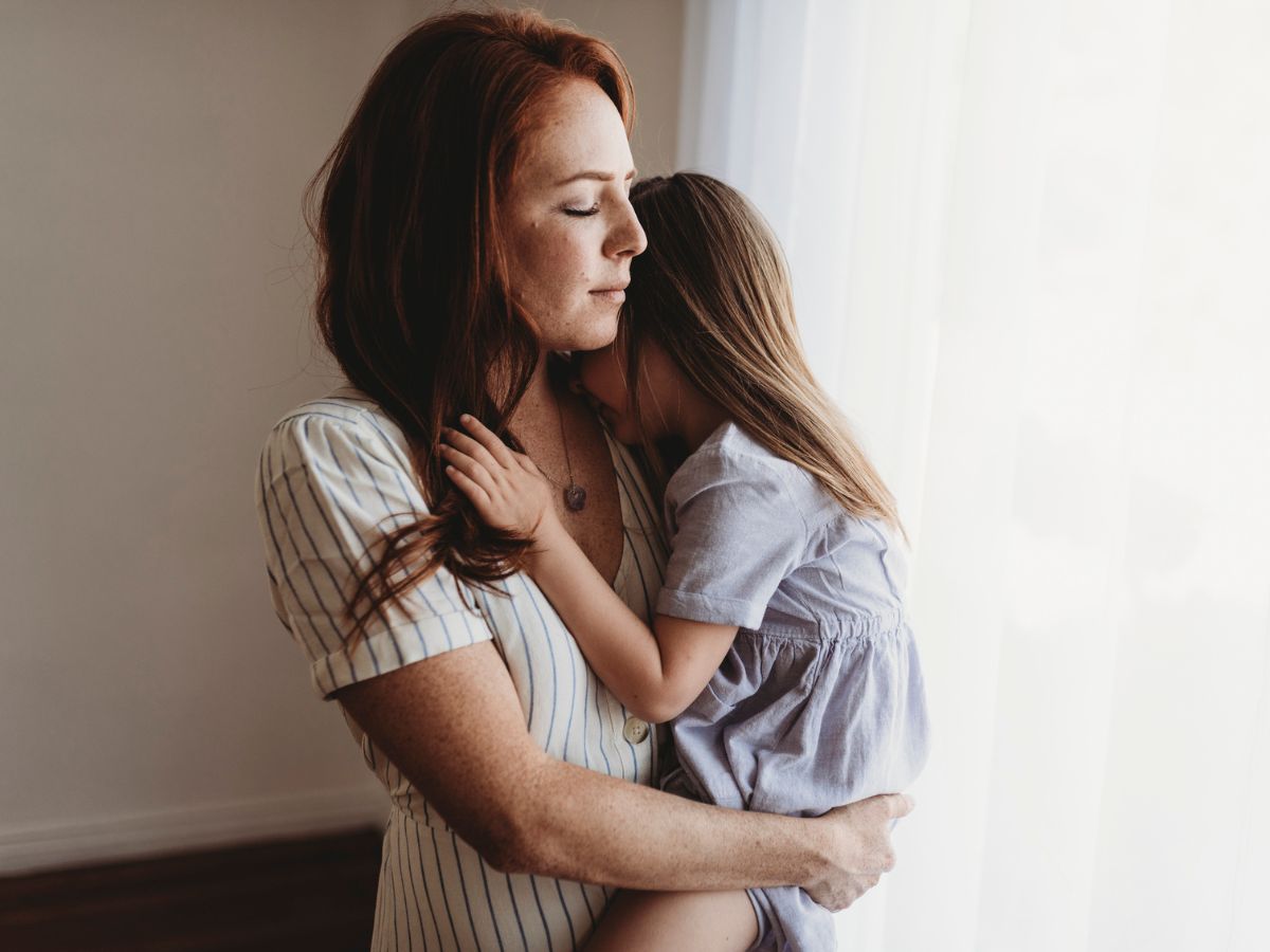 fiatal anyuka kislány otthon szoba