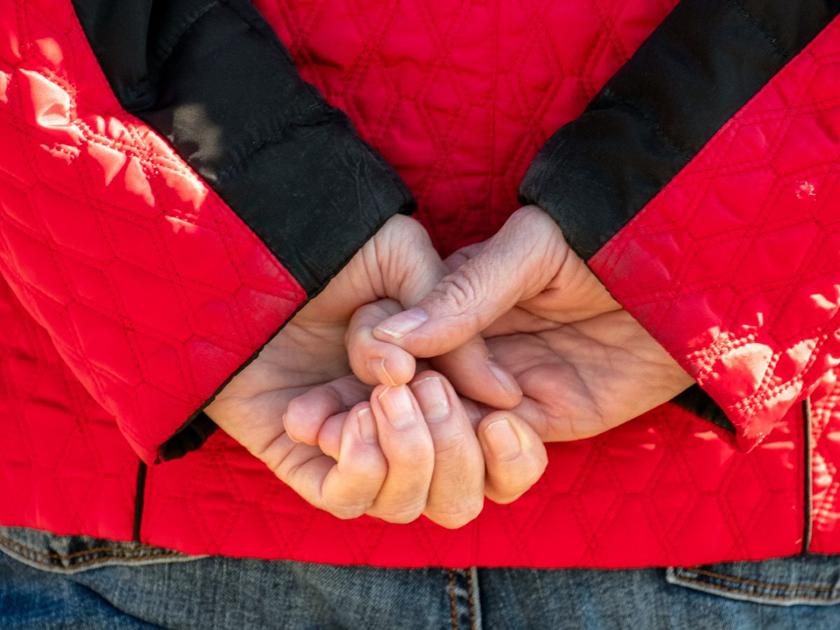 hátra tett kéz testbeszéd