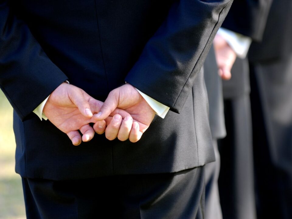 hátra tett kéz testbeszéd