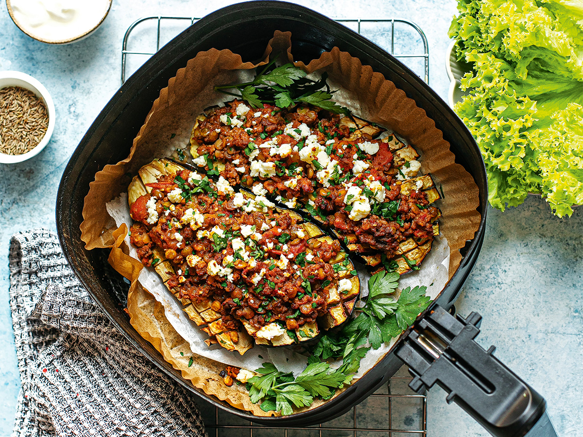 Paradicsomos, lencsés húsraguval töltött padlizsán