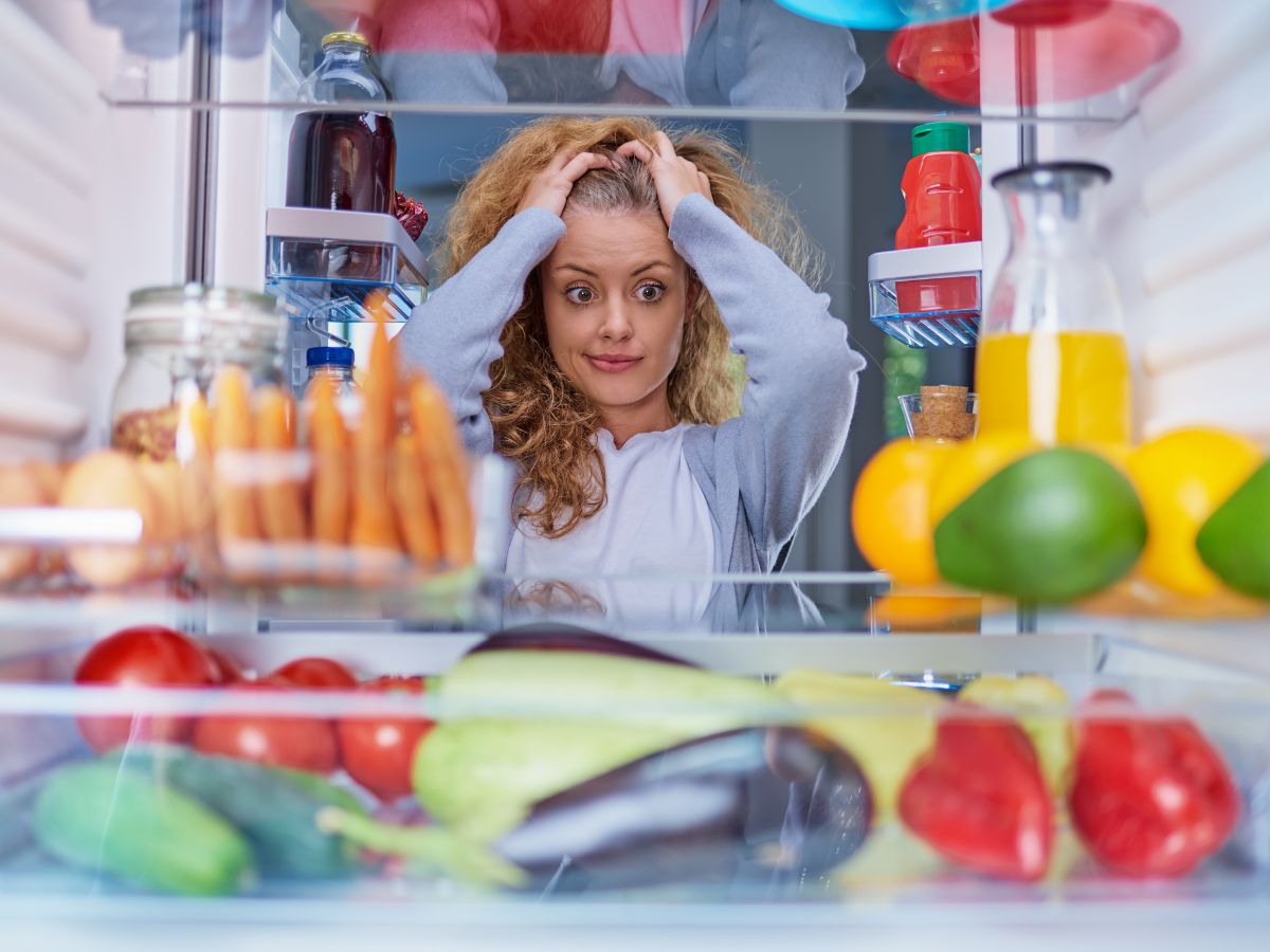 nő a hűtő előtt