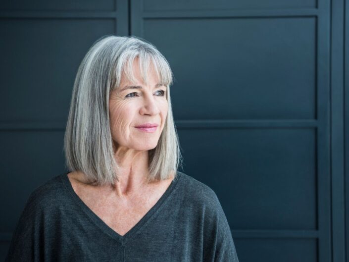 idős nő ősz haj magabiztos fekete ruha