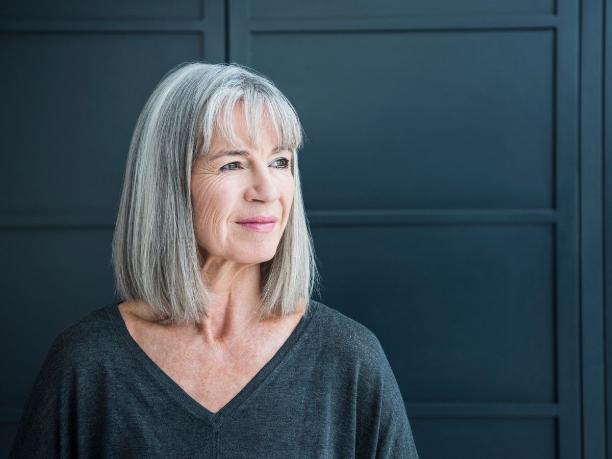 idős nő ősz haj magabiztos fekete ruha