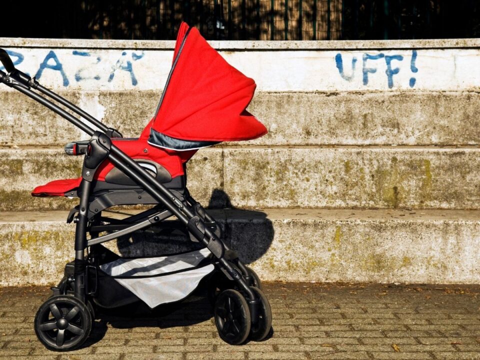 45-ev-utan-talalkoztak-anyjukkal-ellopott-ikrek - Nők Lapja elhagyatott babakocsi