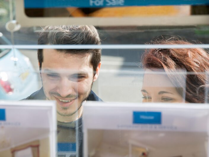 fiatal pár lakást keres