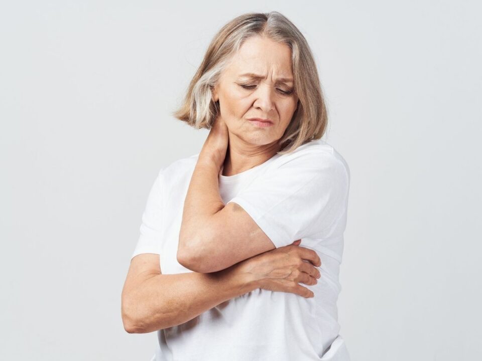 tojashej-membran-izuletek-egeszsege - Nők Lapja nyakát fájlaló nő