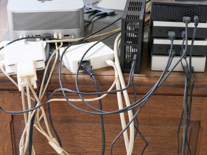 összegabalyodott kábelek