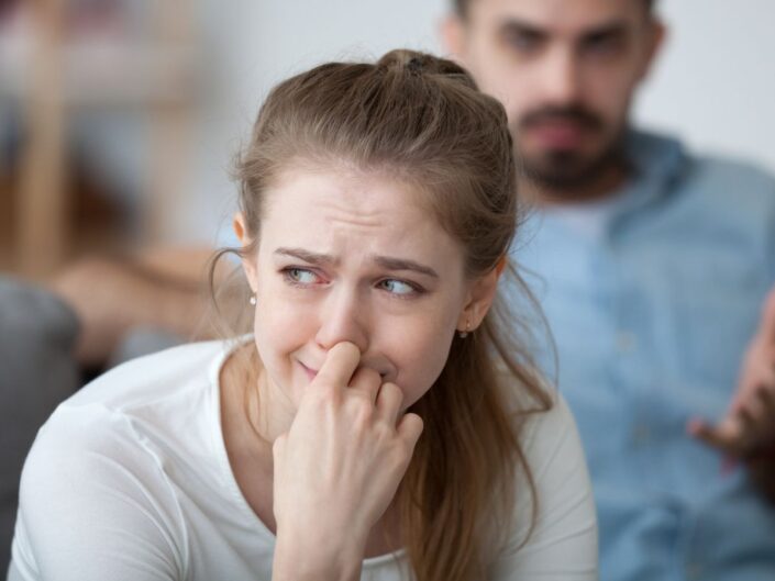 nő sír veszekedés férfi pár otthon