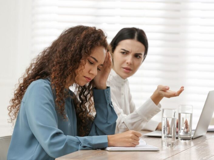 két nő feszülten beszélget