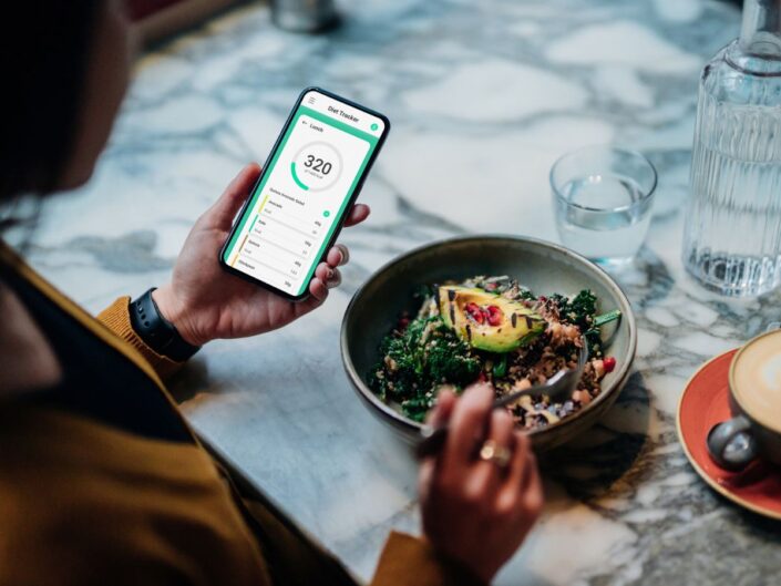 nő étel telefon kalóriaszámlálás evés
